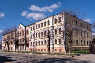 Здание 3-х этажное, общ.пл. 2845,9 кв.м, земельный участок, общ.пл. 2074 кв.м: Ярославская область, г. Ростов, ул. Покровская (бывш. Ленинская), д. 40